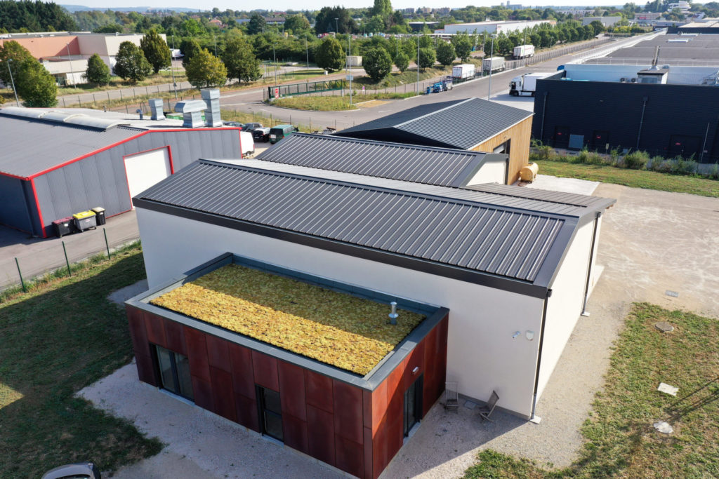 Acier corten et toiture végétalisée - Domaine Guiton
