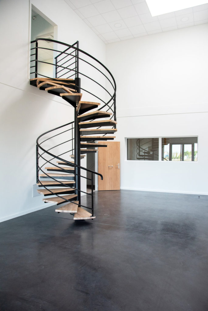 Escalier métal et planche bois