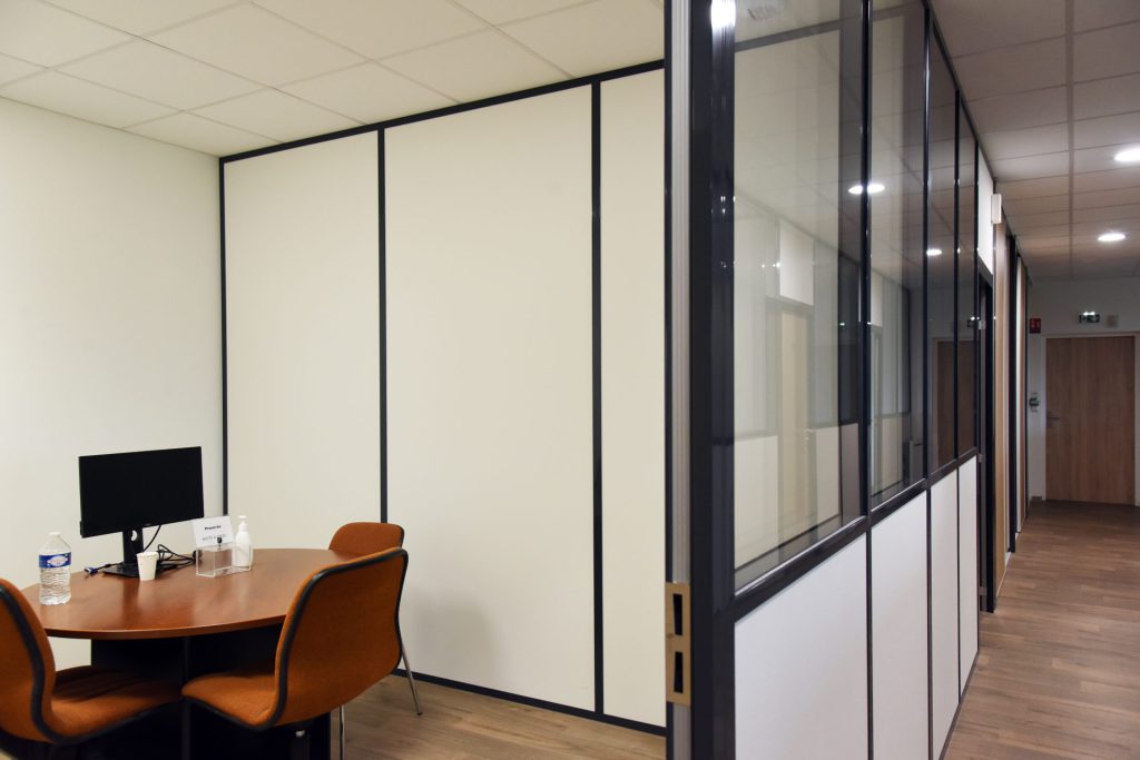 Petite salle de réunion- Aménagement de bureaux Procoves - Groupe Guiton